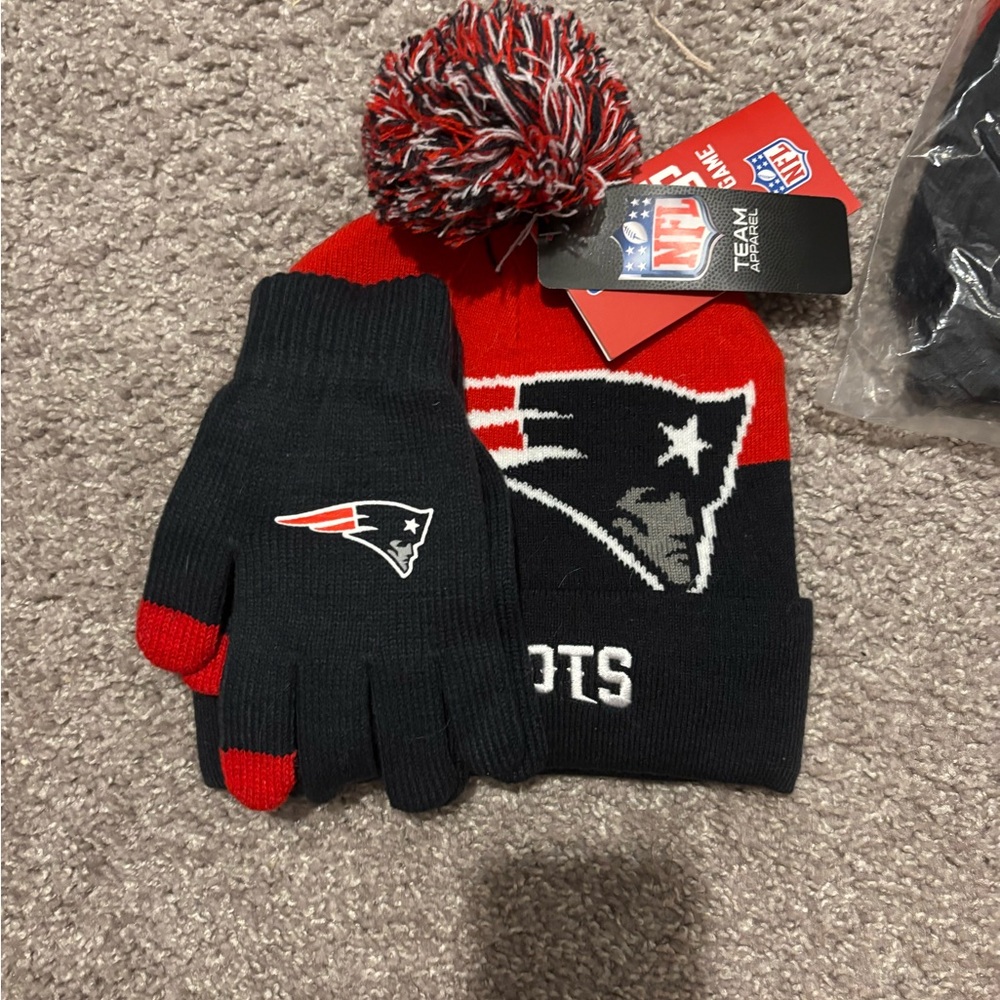 NFL Patriots Beanie and Gloves Set